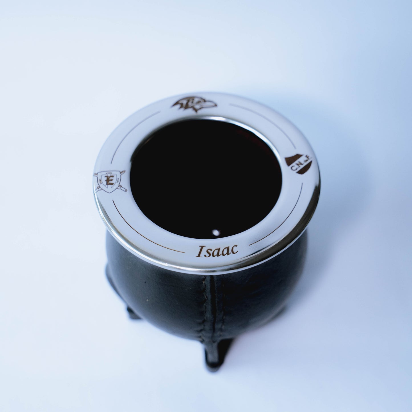 Mate de cerámica grabado con nombre, sobre fondo neutro