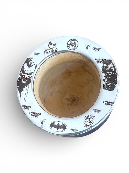 Mate Temático Guasón – Diseño Exclusivo Grabado a Láser | Edición Fanática-Regalo