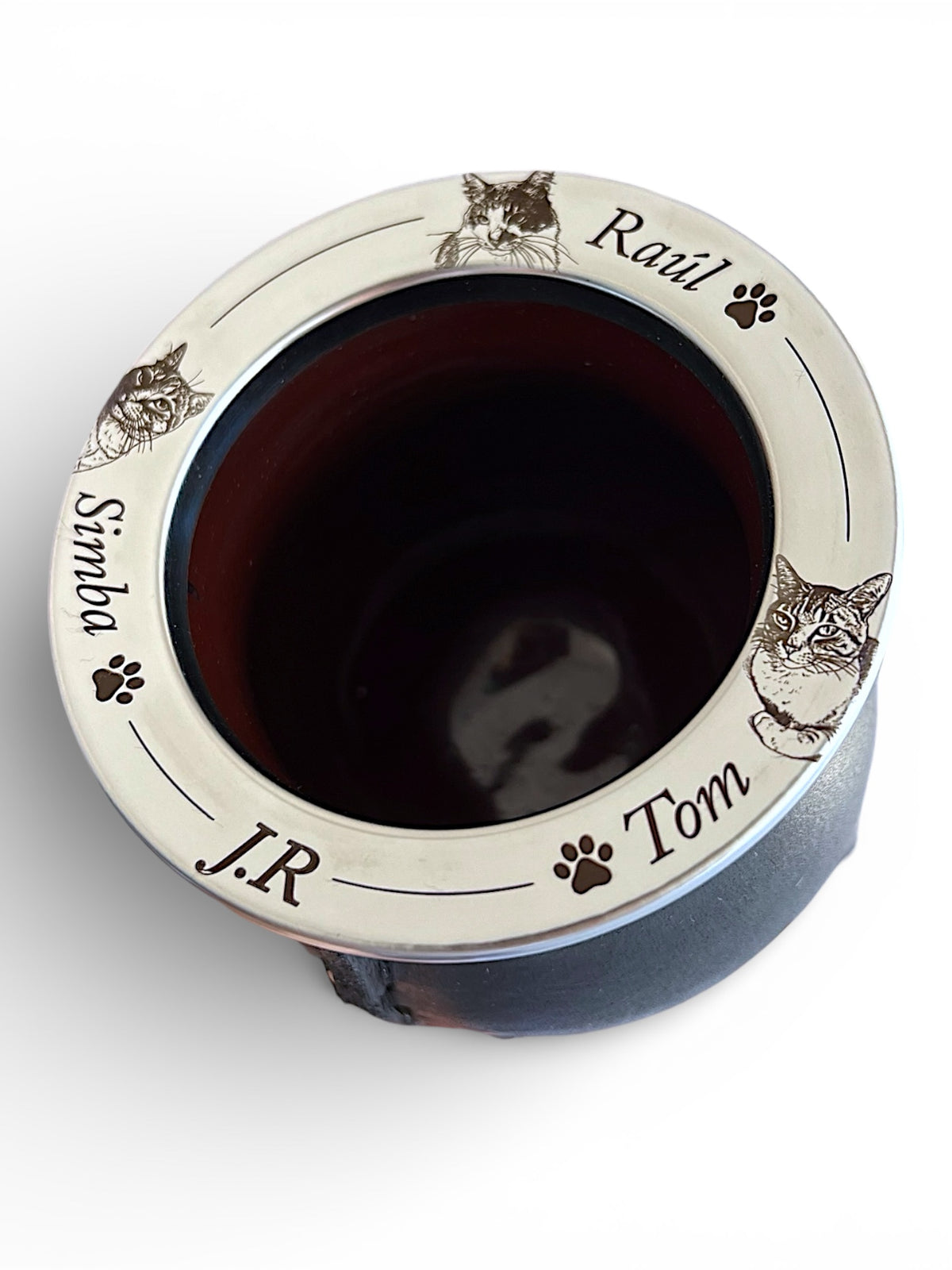 Virola de mate grabada con tres gatos y sus nombres: Simba, Raul, Tom y J.R, con huellitas