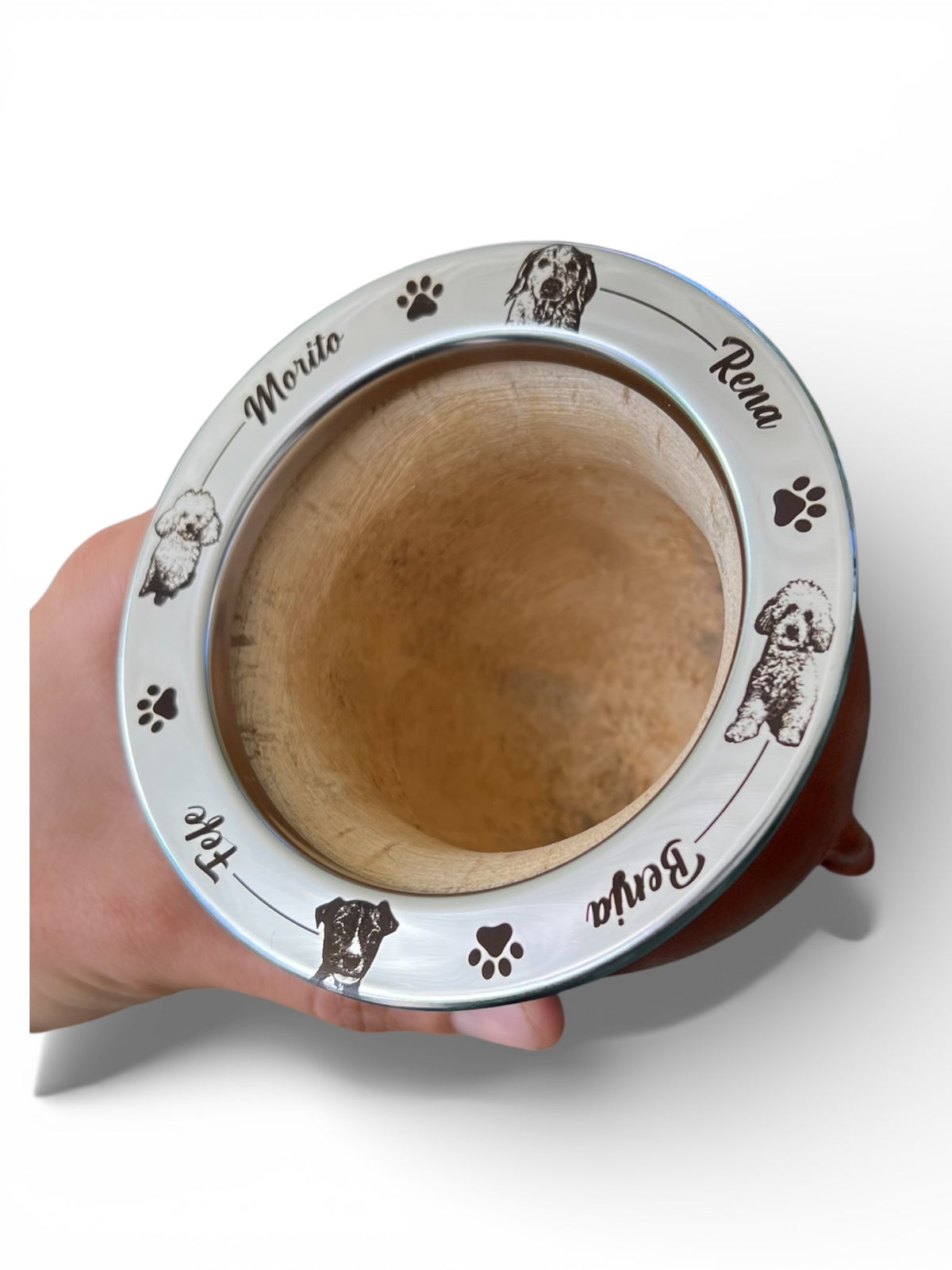 Virola de mate grabada con cinco mascotas y sus nombres: Morito, Rena, Beya y Fefe, con huellitas