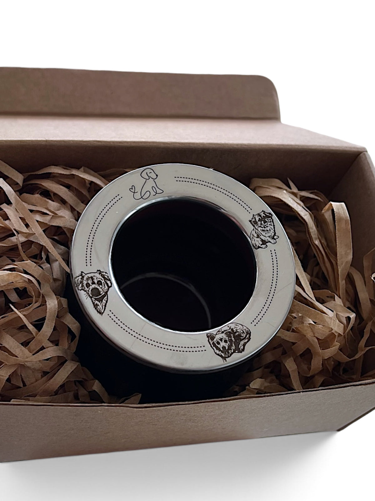 Mate personalizado con cuatro perros grabados en la virola, presentado en su caja de regalo